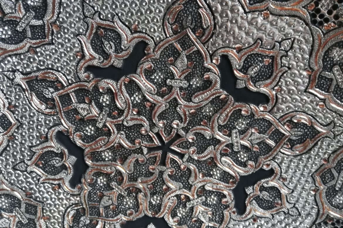 Assiette cuivre ciselé-Galerie Shirazi-Pau-S2-45a