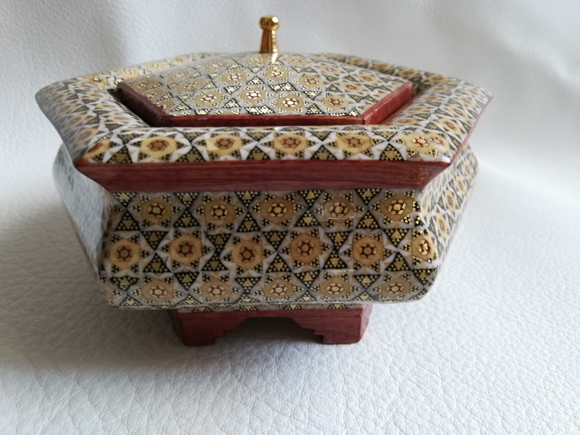 //www.galerie-shirazi.com/wp-content/uploads/2019/11/Boite-marqueterie-Galerie-Shirazi-Pau-J5.jpg